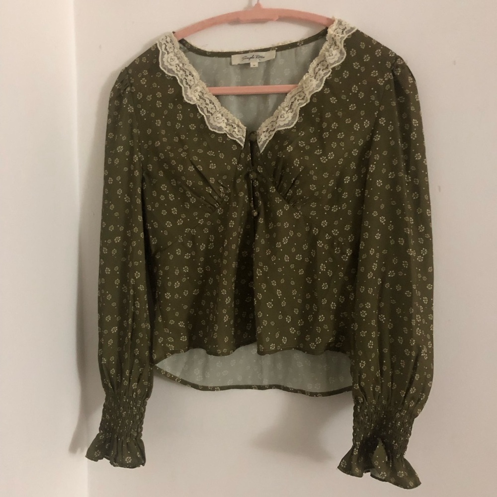 Simple Retro Ivory Ruffled Sleeve Blouse with Embroidered Details
Size-M